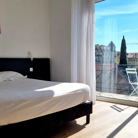 Carlton Nice, Fully Renovated מלון 3*